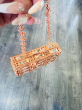 Load image into Gallery viewer, Rosegold Clutch w/ Flower Chain